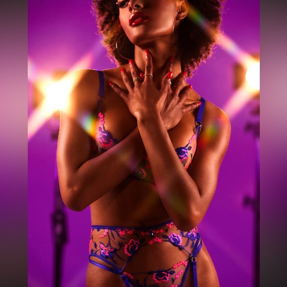 WHITNEY PINK SAPPHIRE
SUSPENDER - Picture 12 of 15